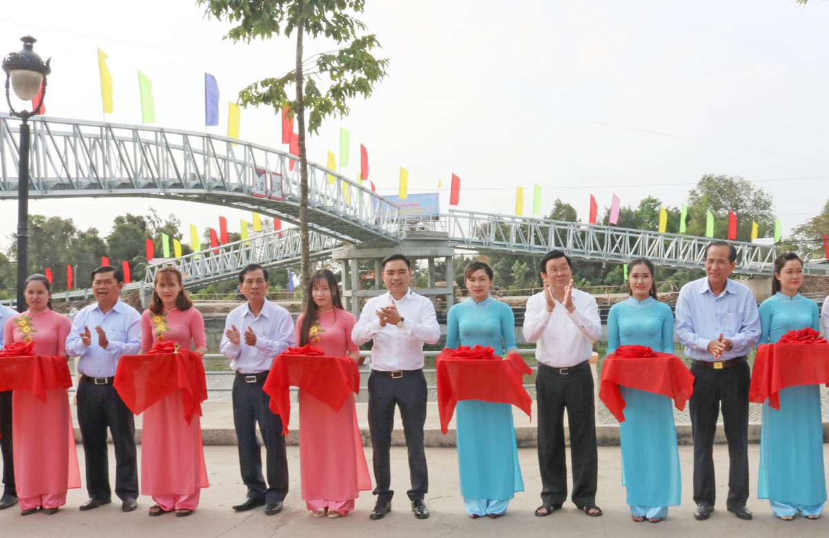 Sản xuất, kinh doanh gắn với hoạt động an sinh xã hội Công ty Cổ phần Quốc tế Năm Sao tích cực tham gia các hoạt động an sinh xã hội trên địa bàn (Trong ảnh: Công ty tham gia chương trình Cầu nông thôn do nguyên Chủ tịch nước - Trương Tấn Sang vận động)