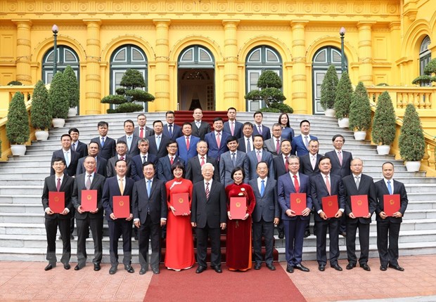 Tổng Bí thư, Chủ tịch nước Nguyễn Phú Trọng và các đại biểu chụp ảnh chung với các Đại sứ, Tổng Lãnh sự Việt Nam tại nước ngoài. (Ảnh: Trí Dũng/TTXVN)