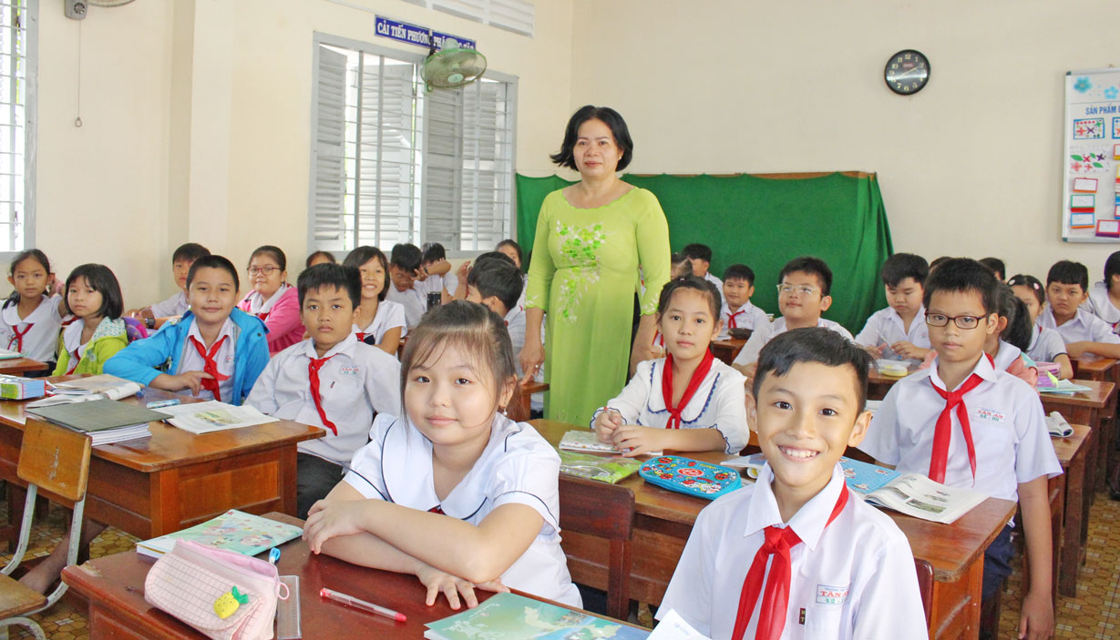 Cô Dương Thị Thu Hằng luôn gần gũi, thương yêu và giáo dục học sinh bằng cái tâm của mình