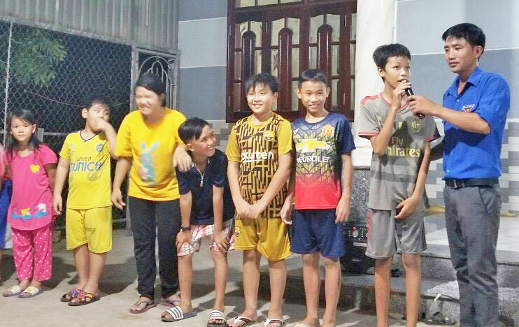 Đoàn viên Nguyễn Huỳnh Thế An tham gia tổ chức Trung thu cho trẻ em địa bàn xã 