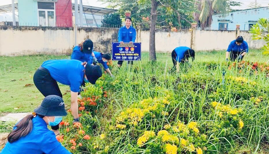 Đoàn viên, thanh niên xã Lợi Bình Nhơn hưởng ứng, tham gia xây dựng các mô hình Vườn hoa thanh niên, Ngày Chủ nhật xanh,…