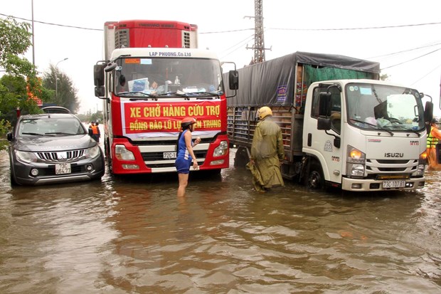 Xe chở hàng hóa cứu trợ đến với người dân vùng lũ tập kết tại ngã ba Cam Liên, xã Liên Thủy, huyện Lệ Thủy. (Ảnh: Văn Tý/TTXVN)