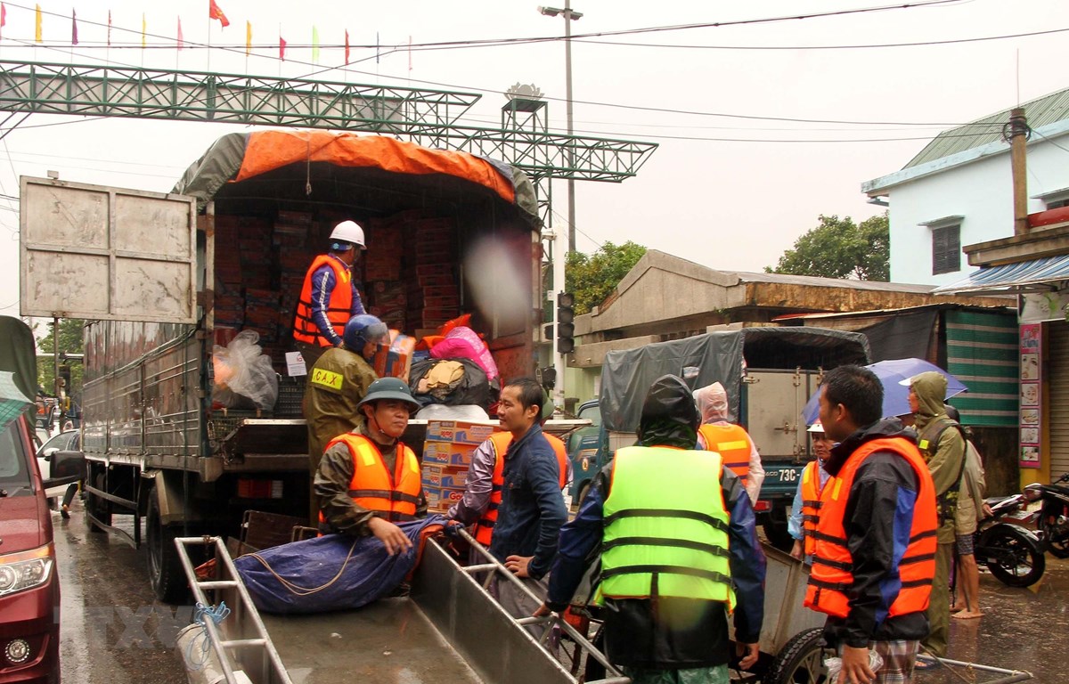 Đưa hàng hóa cứu trợ đến với người dân vùng lũ. (Ảnh: Văn Tý/TTXVN)