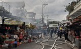 Cháy chợ tại Cà Mau, tiểu thương hoảng hốt tháo chạy