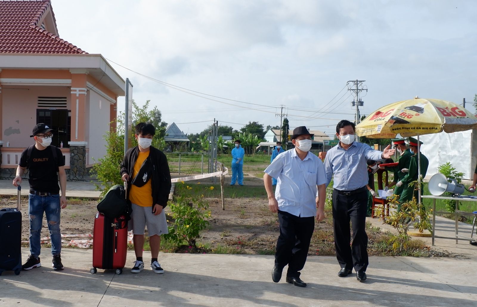 Citizens returning from the Philippines complete quarantine Vice Chairman of the Provincial People's Committee, Deputy Chairman of the provincial Steering Committee for preventing dangerous diseases on human - Pham Tan Hoa visits and guides people to leave for home