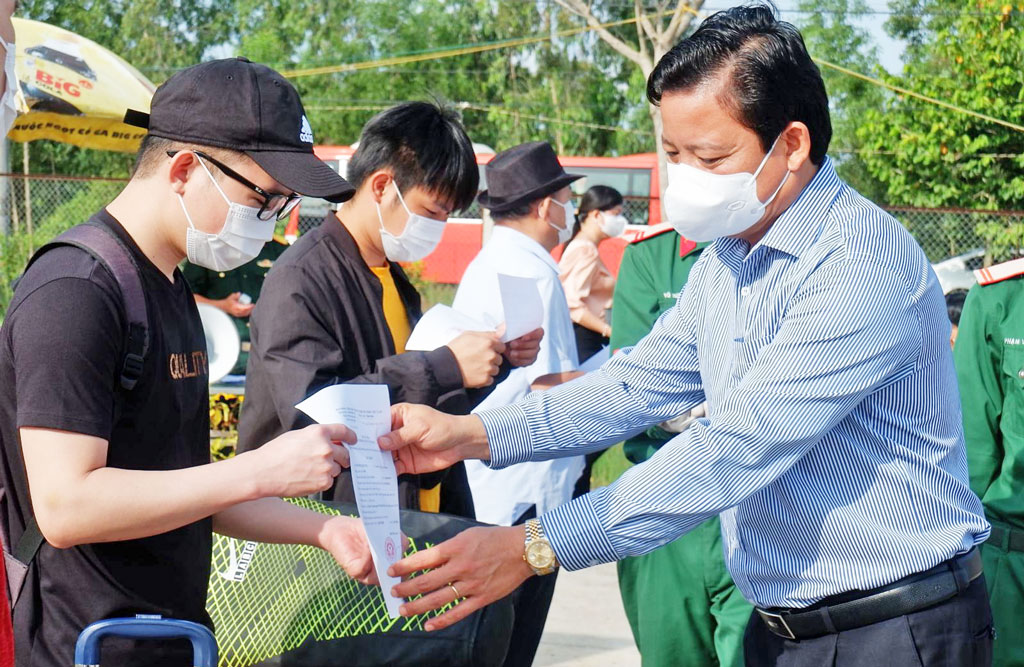 Citizens returning from the Philippines complete quarantine Vice Chairman of the Provincial People's Committee, Deputy Chairman of the provincial Steering Committee for preventing dangerous diseases on human - Pham Tan Hoa gives the decision to complete the quarantine period for citizens returning from the Philippines