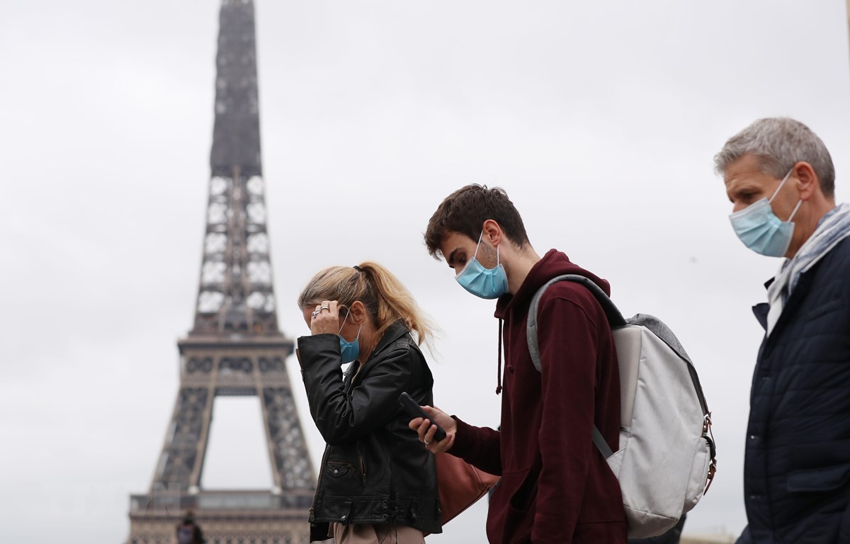 Người dân đeo khẩu trang phòng dịch COVID-19 tại Paris, Pháp ngày 23/10/2020. (Ảnh: THX/TTXVN)