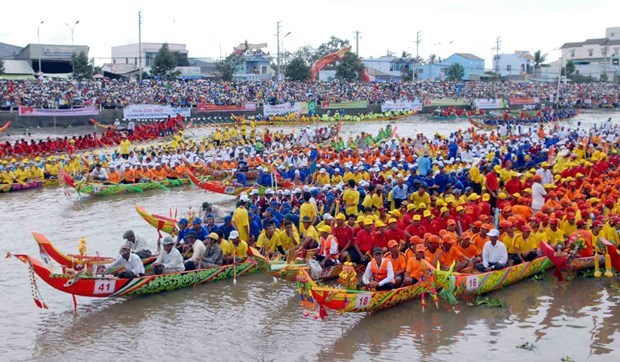Khmer people’s Ok Om Bok festival opens in Tra Vinh The traditional Ok Om Bok festival of the Khmer ethnic group opens in the Mekong Delta province of Tra Vinh on October 25. (Photo: VNA)