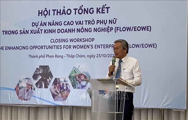 Dutch-funded project helps promote women empowerment Le Van Binh, Vice Chairman of the Ninh Thuan provincial People’s Committee, speaks at the closing workshop on the “Enhancing Opportunities for Women's Enterprises”. (Photo: VNA)