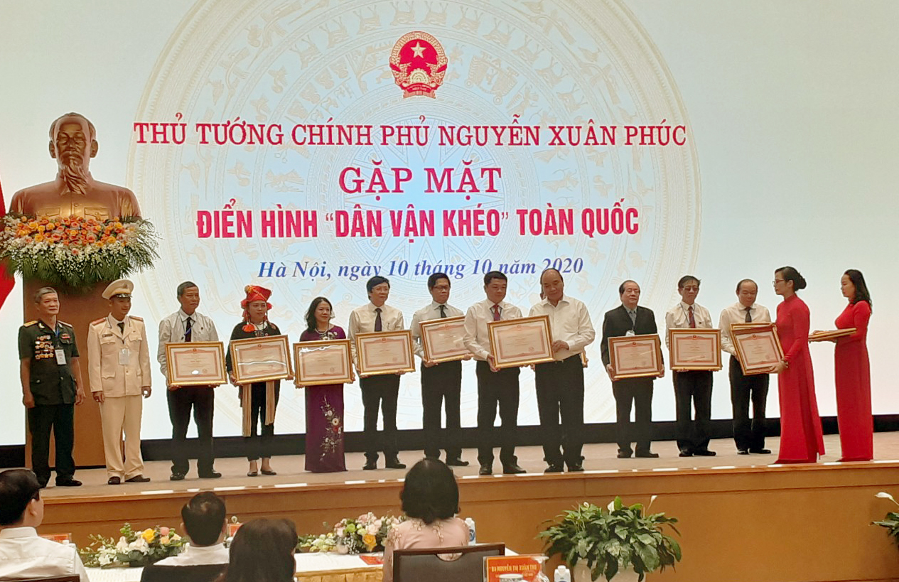 Thủ tướng Chính phủ - Nguyễn Xuân Phúc trao Bằng khen điển hình dân vận khéo cho ông Hà Minh Tuấn