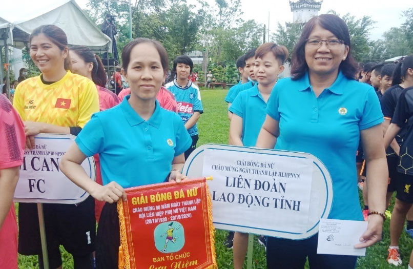 Phó Chủ tịch Liên đoàn Lao động tỉnh - Lê Thị Thu Cúc tặng cờ lưu niệm cho các đội tham gia Giải bóng đá nữ