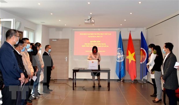 Vietnamese representative agencies abroad raise funds for flood-hit people At the fund-raising event at the Vietnamese Permanent Mission to the UN, the World Trade Organisation (Photo: VNA)