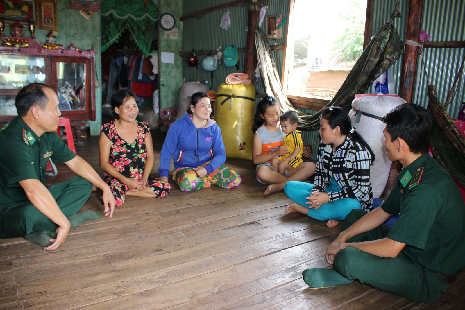 Phụ nữ tham gia bảo vệ chủ quyền, an ninh biên giới Công tác tuyên truyền giúp phụ nữ nâng cao ý thức giữ gìn đường biên, cột mốc