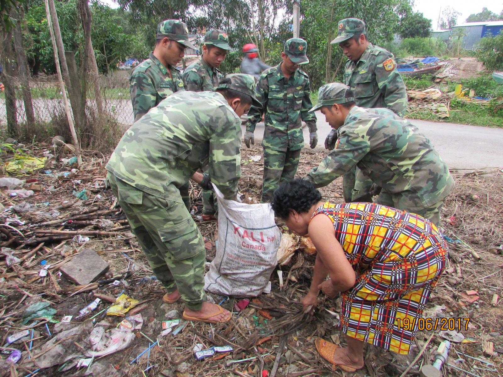 Phụ nữ tham gia bảo vệ chủ quyền, an ninh biên giới Hội viên Phụ nữ cùng cán bộ, chiến sĩ, đoàn viên, thanh niên địa phương thường xuyên phát quang bụi rậm, khơi thông cống rãnh, cắt tỉa cây xanh