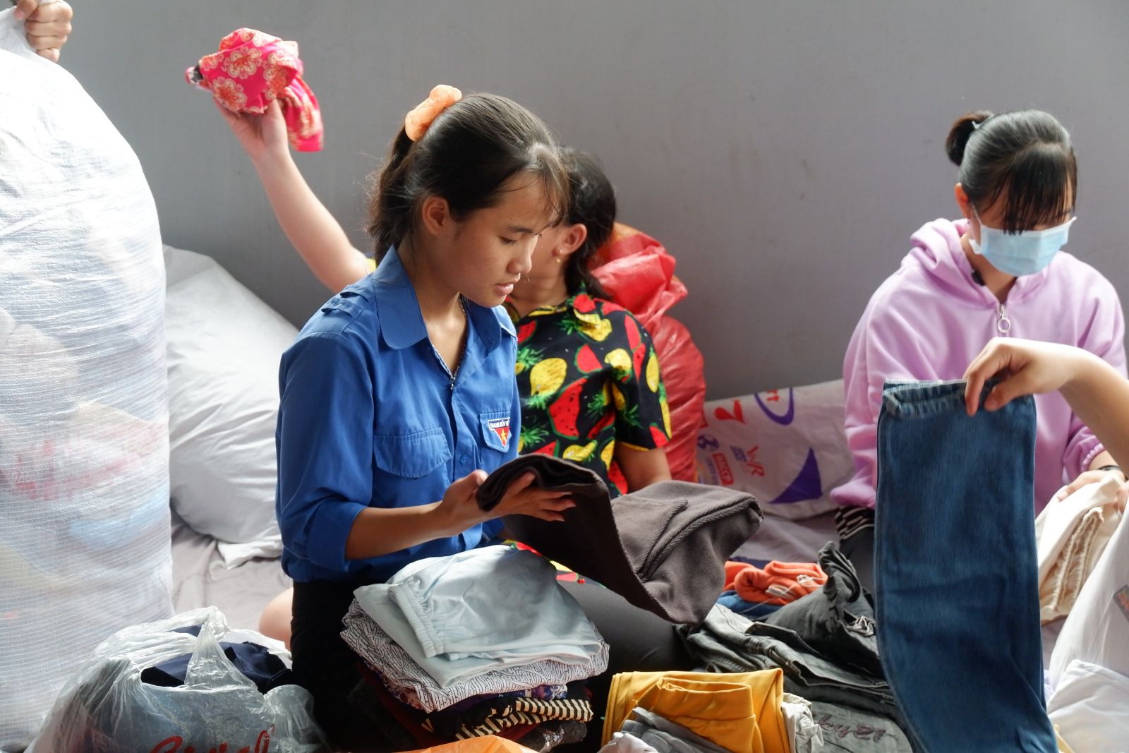 Đoàn viên, thanh niên phân loại, đóng gói vật phẩm, quần áo cũ