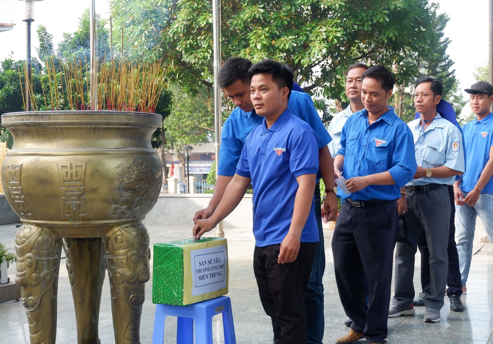 Tuổi trẻ Đức Hòa quyên góp hỗ trợ đồng bào bị ảnh hưởng bởi bão, lũ