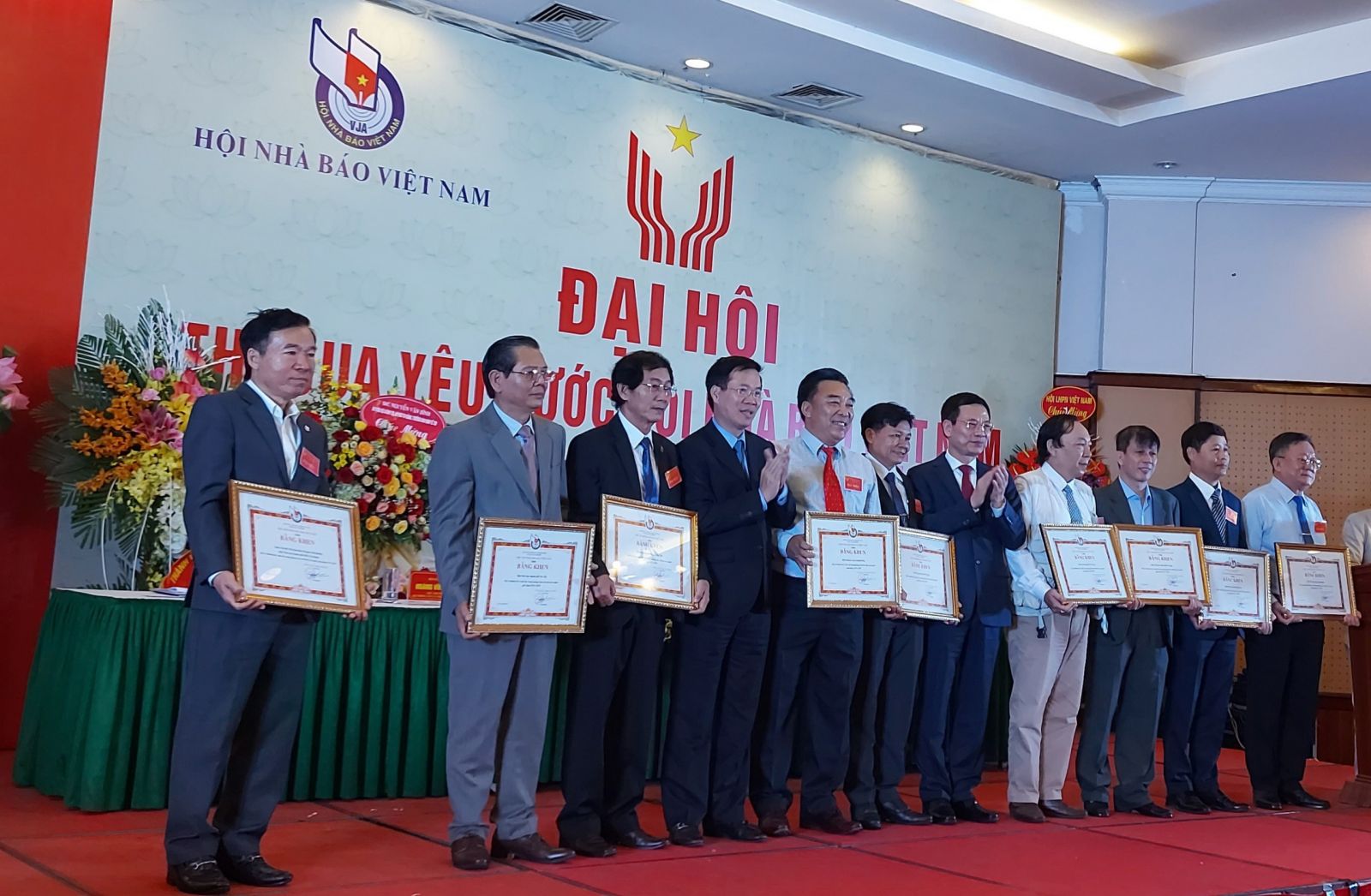 Các tập thể, cá nhân nhận bằng khen của Hội Nhà báo Việt Nam vì có thành tích xuất sắc trong phong trào thi đua yêu nước giai đoạn 2015-2020