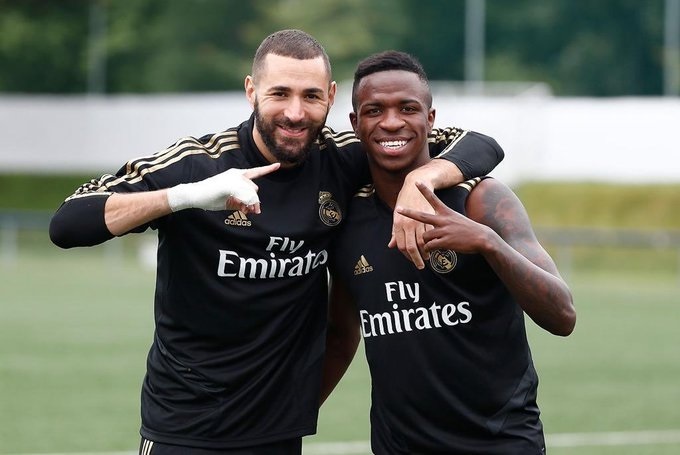 Benzema đã phải xin lỗi Vinicius 'trò bẩn'  bị dư luận chỉ trích của mình