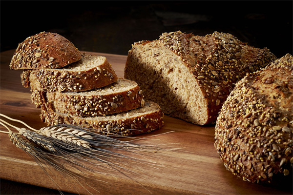 Bạn nên chọn bánh mì làm từ ngũ cốc nguyên cám. Ảnh minh họa: Crest Hill Bakery