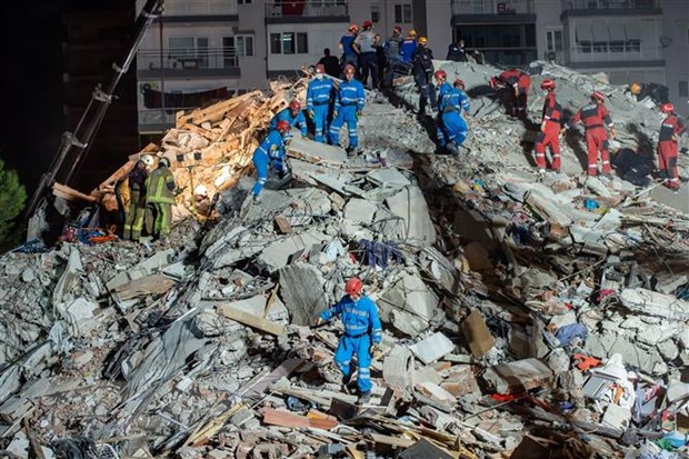 Lực lượng cứu hộ khắc phục hậu quả trận động đất ở Izmir, Thổ Nhĩ Kỳ ngày 30/10/2020. (Nguồn: AFP/TTXVN)