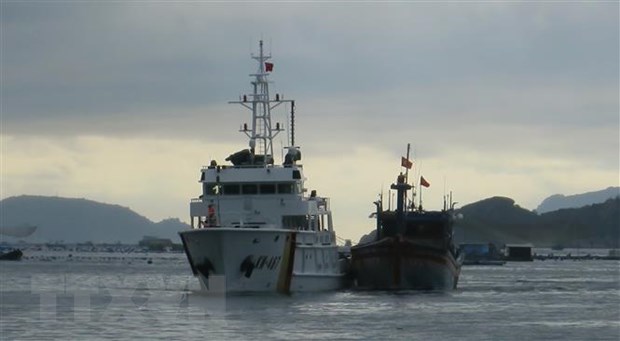 Tàu kiểm ngư 467 lai dắt tàu cá BĐ 98658 TS về Cảng Ba Ngòi, thành phố Cam Ranh, tỉnh Khánh Hòa. (Ảnh: Phan Sáu/TTXVN)