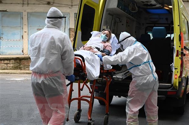 Chuyển bệnh nhân mắc COVID-19 từ xe cứu thương vào một bệnh viện ở Budapest, Hungary. (Ảnh: AFP/TTXVN)