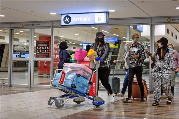Hành khách đeo khẩu trang phòng lây nhiễm COVID-19 tại sân bay quốc tế OR Tambo, Johannesburg, Nam Phi. (Ảnh: THX/TTXVN)
