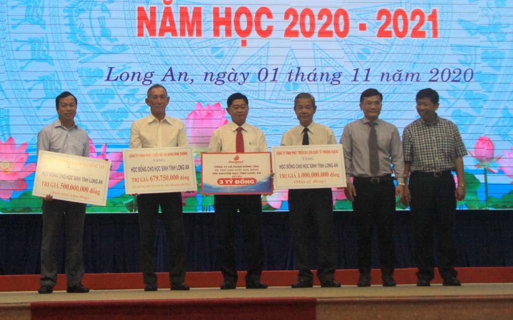 Former State President of State - Truong Tan Sang awards scholarships to studious needy students The Provincial Study Promotion Association receives the symbolic table of money support from the units