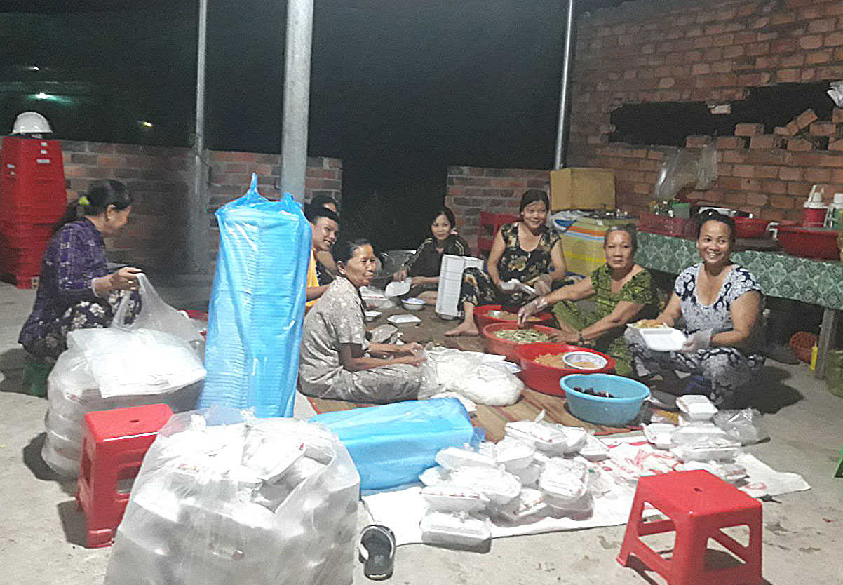 Khoảng 3 giờ sáng, các thành viên trong nhóm tập trung lại đóng gói thức ăn để kịp vận chuyển ra trụ sở UBND xã Bình Tâm phát cho mọi người