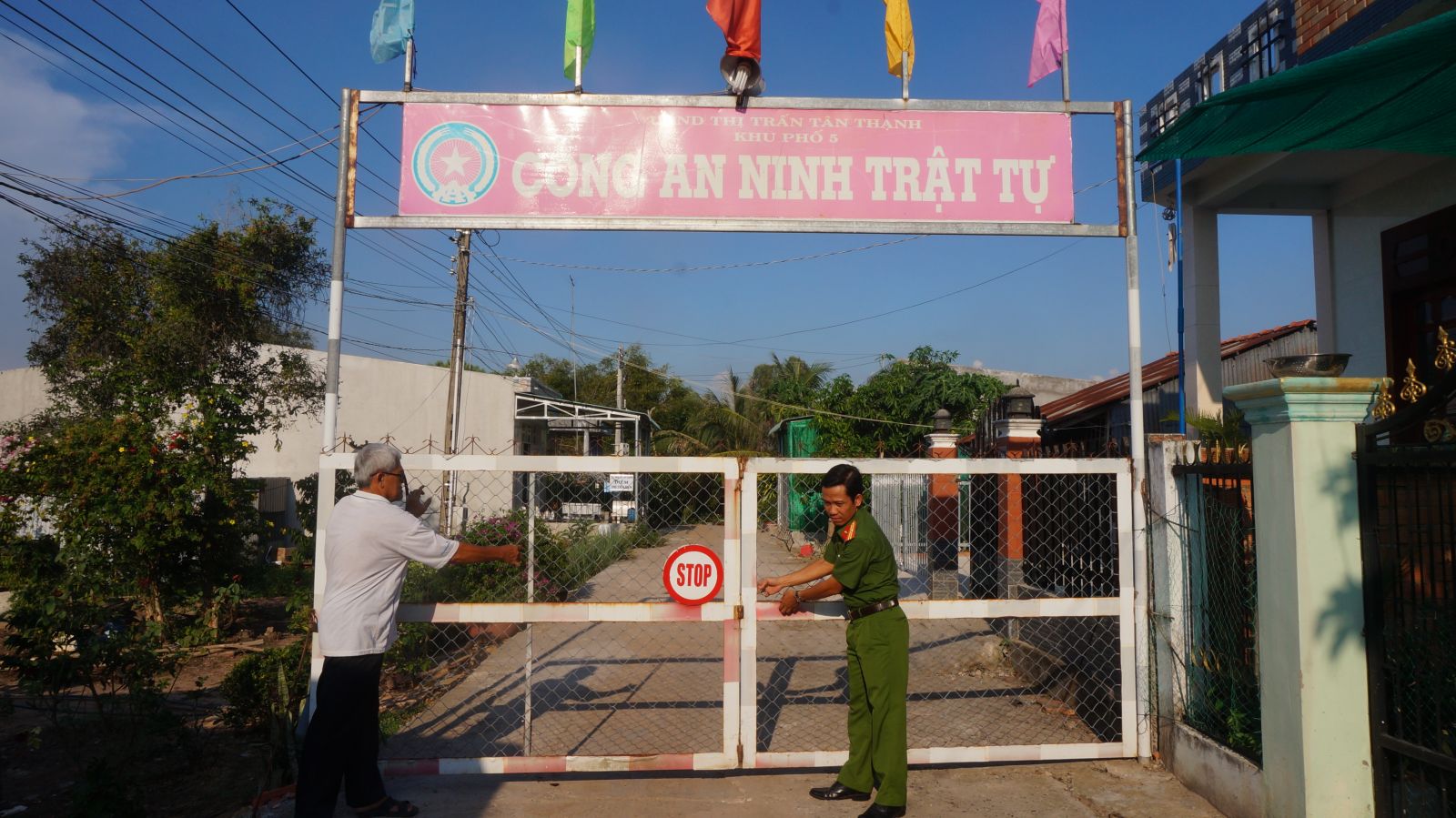 Cổng rào an ninh, trật tự giúp phòng ngừa tội phạm Cổng rào an ninh, trật tự trên một tuyến đường ở thị trấn Tân Thạnh
