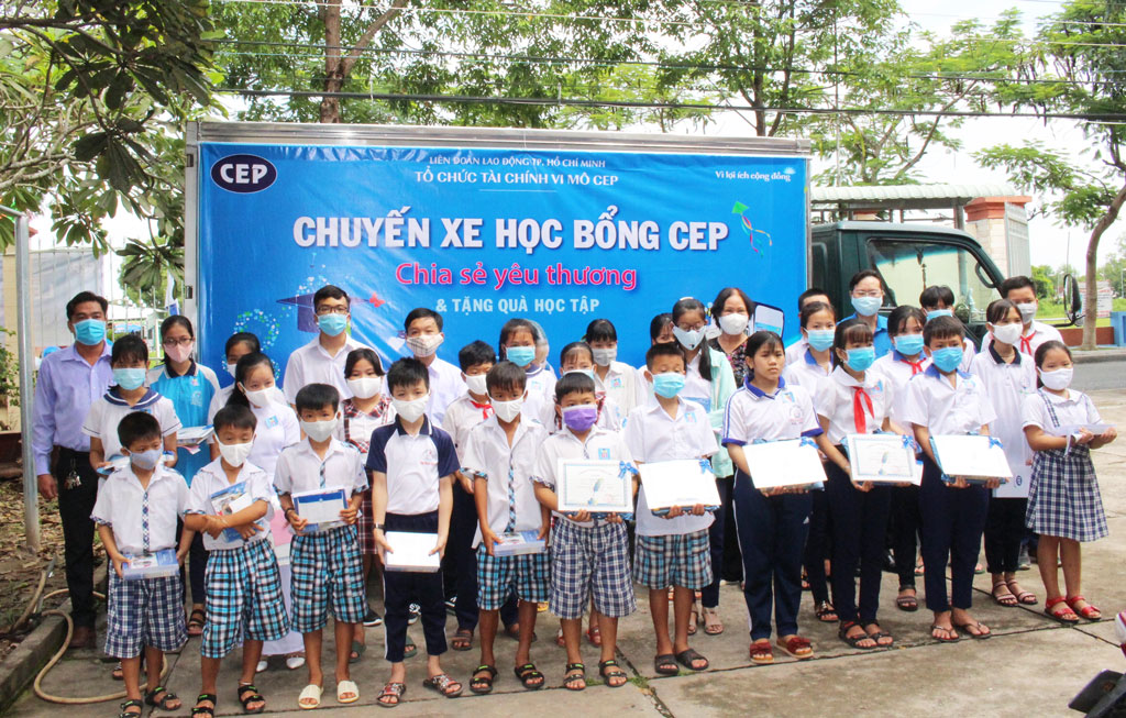 Hội Khuyến học huyện Châu Thành vận động mạnh thường quân thực hiện chương trình tiếp sức đến trường cho học sinh