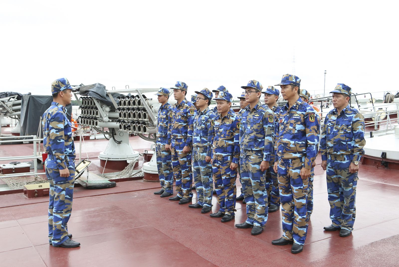 Vượt sóng, thắng mưa, bắn giỏi Tàu 513 quán triệt nhiệm vụ trước khi thực hiện nhiệm vụ bắn đạn thật
