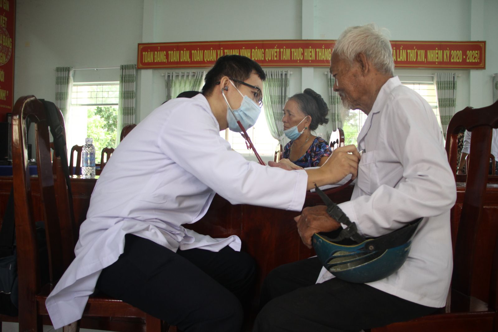 Bác sĩ Bệnh viện Nguyễn Tri Phương khám bệnh miễn phí cho hộ nghèo, cận nghèo tại 2 xã Thanh Vĩnh Đông, Thuận Mỹ, huyện Châu Thành