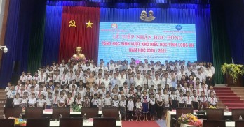 Former State President of State - Truong Tan Sang awards scholarships to studious needy students
