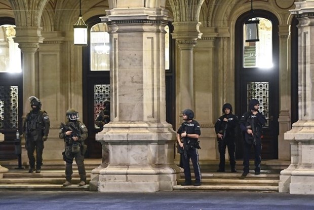Cảnh sát bảo vệ Nhà hát Opera Quốc gia Vienna (Wiener Staatsoper), biểu tương văn hóa của nước Áo ( Ảnh: Nguồn Joe Klamar/AFP)