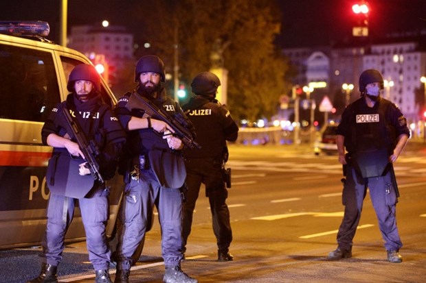Cảnh sát chặn một con phố gần Schwedenplatz (Ảnh: Nguồn Lisi Niesner/Reuters)