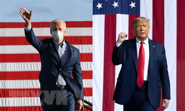 Tổng thống Mỹ Donald Trump (phải) tại cuộc vận động tranh cử ở bang Bắc Carolina ngày 21/10/2020 và ứng cử viên Tổng thống Mỹ của đảng Dân chủ Joe Biden (trái) tại cuộc vận động tranh cử ở bang Pennsylvania ngày 24/10/2020. (Nguồn: AFP/TTXVN)