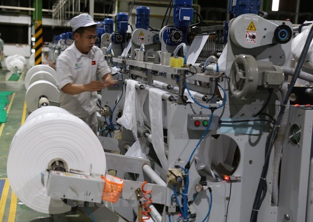 Growth target of 6 percent for 2021 is feasible: legislator Amid the COVID-19 pandemic, the expected growth of 2.5-3 percent this year is still encouraging (Photo: VNA)