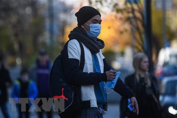 Người dân đeo khẩu trang phòng dịch COVID-19 tại Moskva, Nga ngày 28/10/2020. (Nguồn: THX/TTXVN)