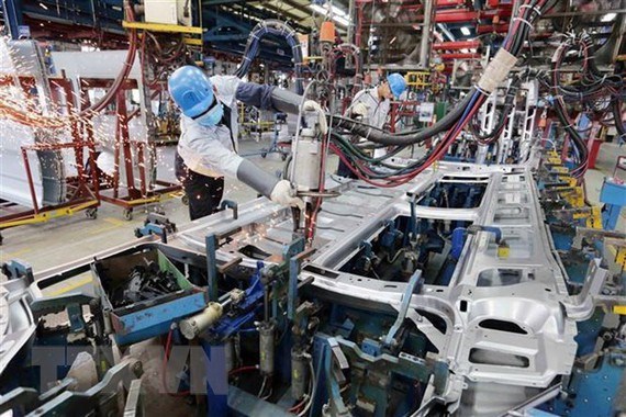 GDP growth 6 percent in 2021 feasible: economists Workers at a car assembly line in northern Vietnam (Source: VNA)