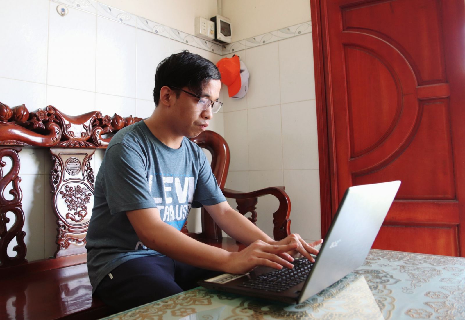 Chuyện về chàng trai 9X không đầu hàng số phận