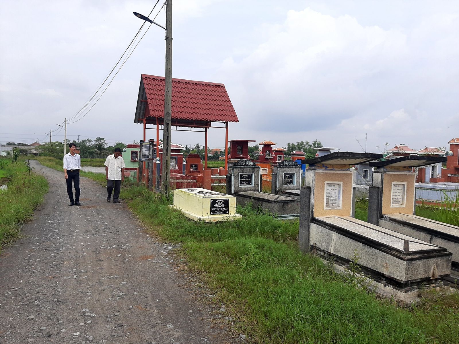 Việc an táng tại nghĩa trang nhân dân còn lắm khó khăn