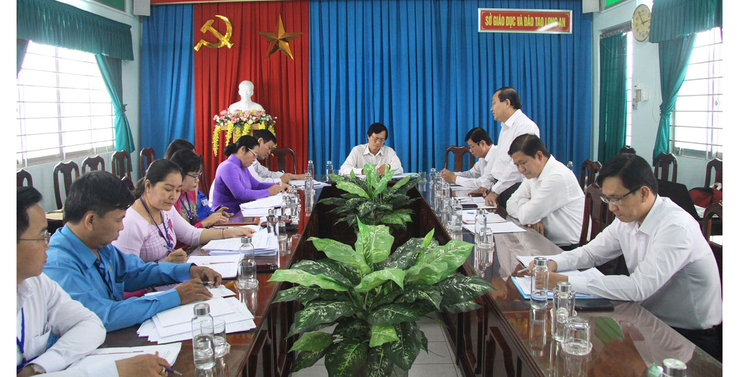 High-quality high schools oriented to develop by region Members of the survey delegation contribute their ideas