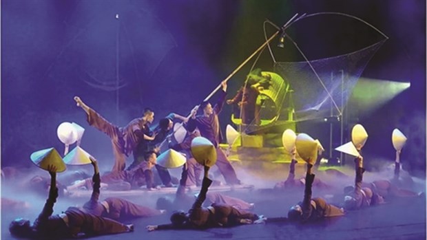 Special performance to raise funds for central region The event conveys the emotions of the artists as well as their wish to share the losses with people in the central region. (Photo: VNA)