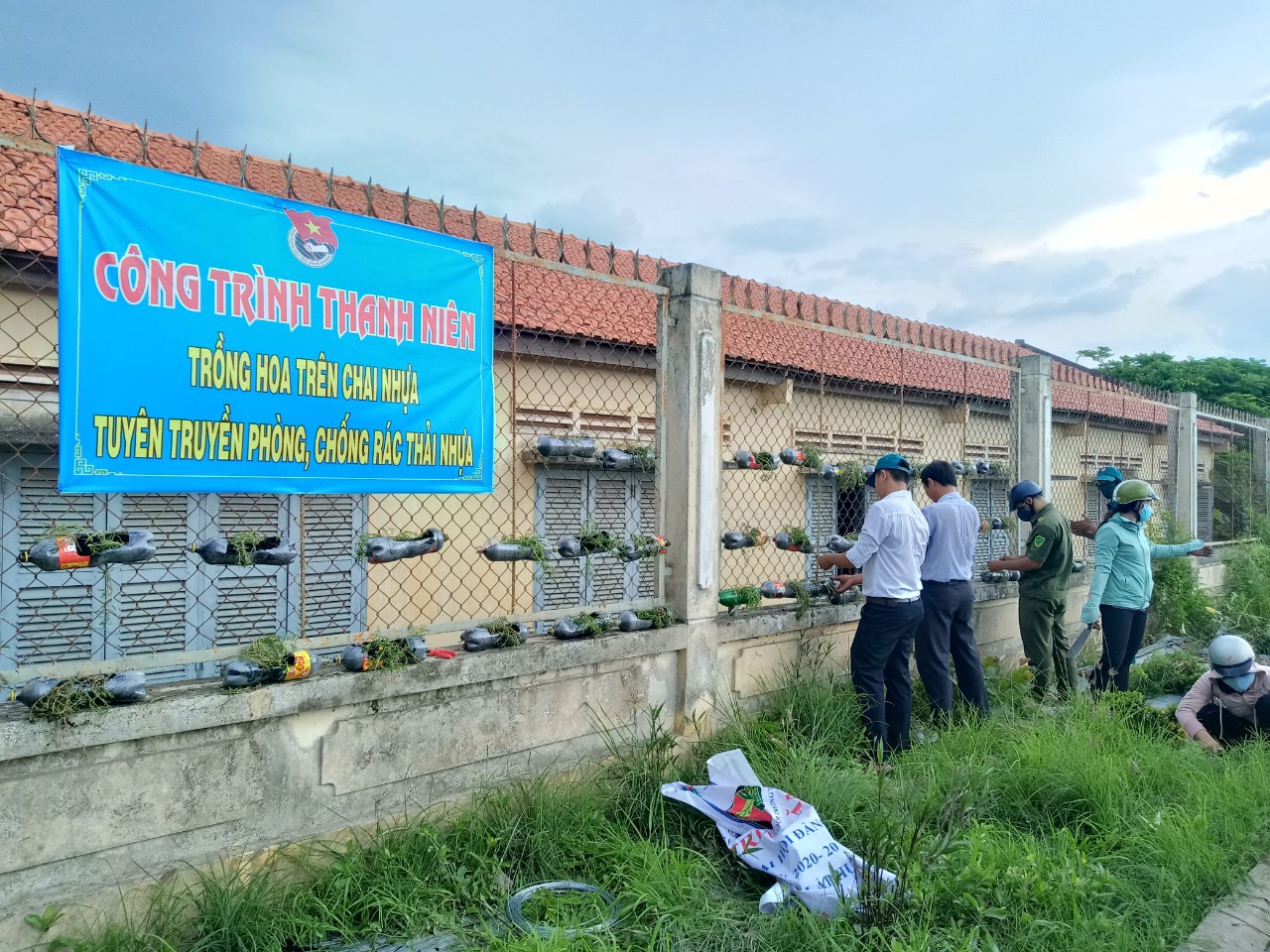 Đoàn xã Nhơn Ninh thực hiện công trình Trồng hoa trên chai nhựa