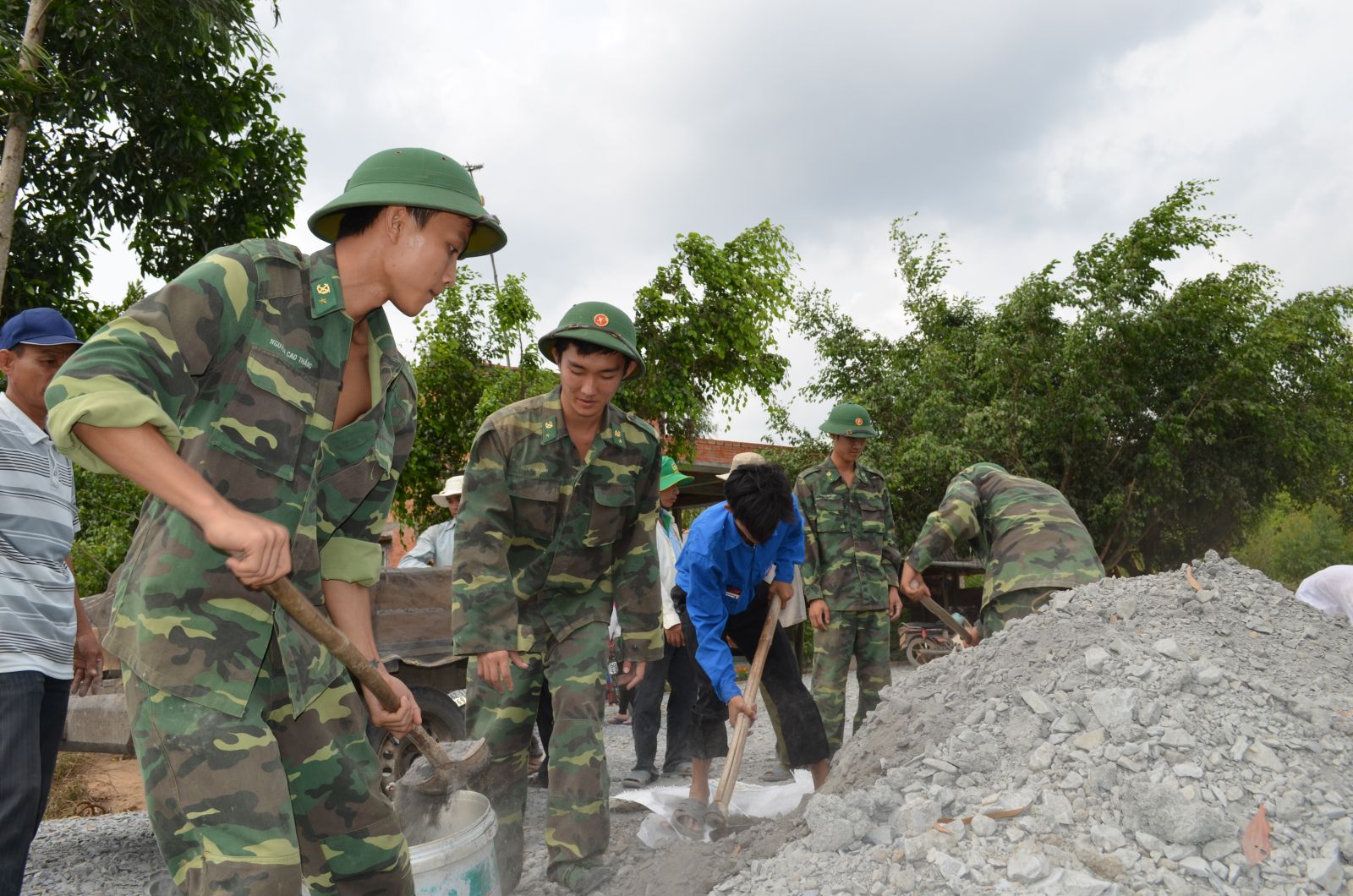 Tham gia lao động xây dựng nông thôn mới