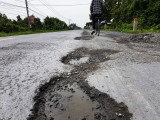 Quốc lộ 62, N2 bị cày nát bởi hàng trăm “ổ gà”, “ổ voi”