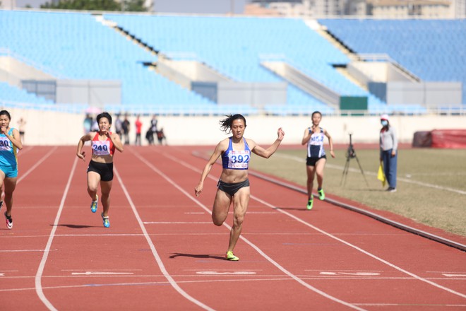 Lê Tú Chinh bỏ xa đối thủ ở nội dung 200 m