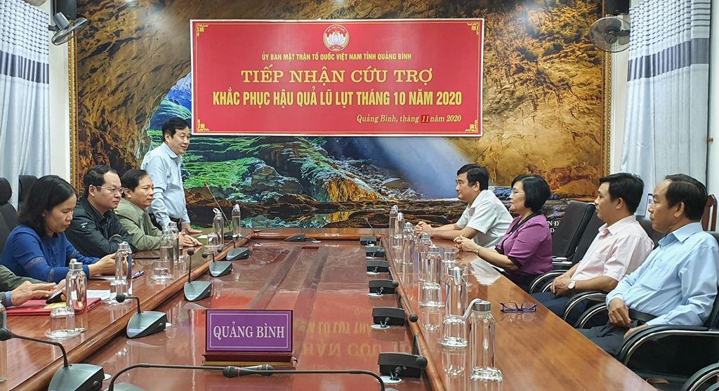 The delegation of Long An province (R) visits Quang Binh province