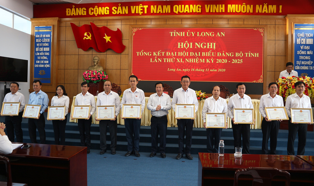 Long An: Summary of XIth Congress of Party Committee, term 2020-2025 The collectives with excellent achievements in serving the congress received certificates of merit from the Chairman of the Provincial People's Committee
